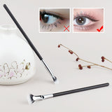 Abgewinkelte Wimperntuschebürste mit Wellenschliff