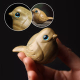 Handgefertigter Holzschnitzvogel