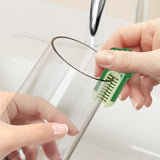 Multifunktionale Reinigungsbürste in Karottenform